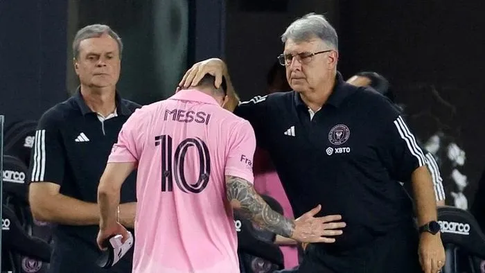 Cả Messi và Alba dính chấn thương trong trận gặp Toronto FC - Ảnh 1. Cả Messi và Alba dính chấn thương trong trận gặp Toronto FC - Ảnh 1.