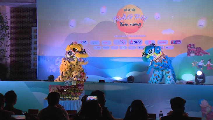 Trăng thu biên cương đến với hàng ngàn trẻ em trên đảo Phú Quý - Ảnh 12. Trăng thu biên cương đến với hàng ngàn trẻ em trên đảo Phú Quý - Ảnh 12.