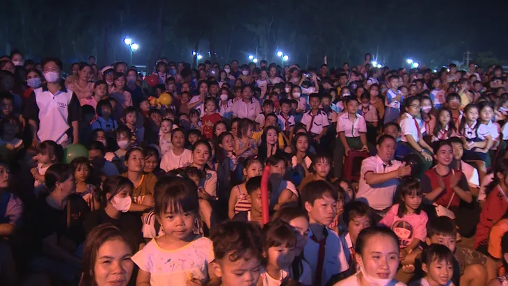 Trăng thu biên cương đến với hàng ngàn trẻ em trên đảo Phú Quý - Ảnh 9. Trăng thu biên cương đến với hàng ngàn trẻ em trên đảo Phú Quý - Ảnh 9.