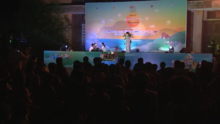 Trăng thu biên cương đến với hàng ngàn trẻ em trên đảo Phú Quý - Ảnh 3. Trăng thu biên cương đến với hàng ngàn trẻ em trên đảo Phú Quý - Ảnh 3.