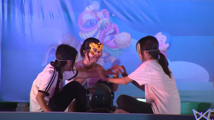Trăng thu biên cương đến với hàng ngàn trẻ em trên đảo Phú Quý - Ảnh 10. Trăng thu biên cương đến với hàng ngàn trẻ em trên đảo Phú Quý - Ảnh 10.
