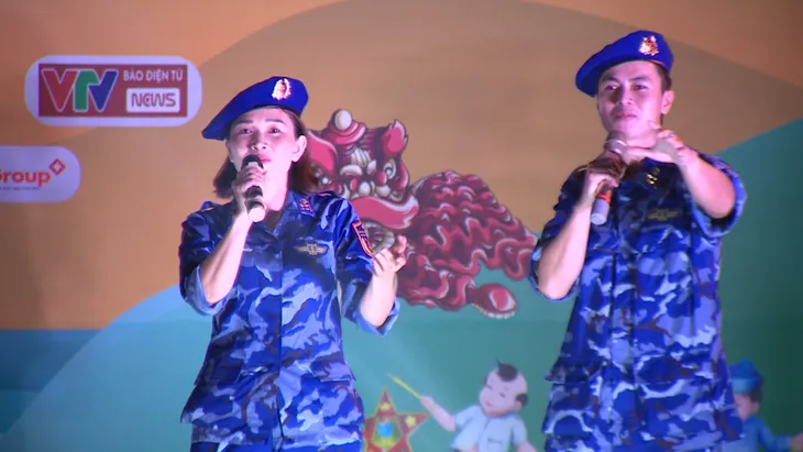 Trăng thu biên cương đến với hàng ngàn trẻ em trên đảo Phú Quý - Ảnh 5. Trăng thu biên cương đến với hàng ngàn trẻ em trên đảo Phú Quý - Ảnh 5.