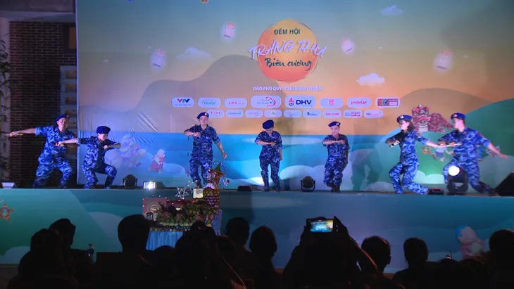 Trăng thu biên cương đến với hàng ngàn trẻ em trên đảo Phú Quý - Ảnh 4. Trăng thu biên cương đến với hàng ngàn trẻ em trên đảo Phú Quý - Ảnh 4.