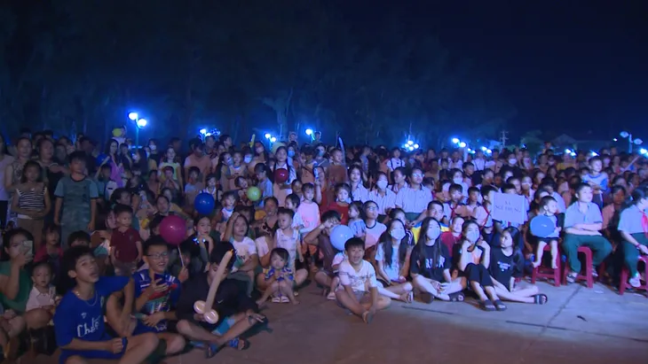Trăng thu biên cương đến với hàng ngàn trẻ em trên đảo Phú Quý - Ảnh 2. Trăng thu biên cương đến với hàng ngàn trẻ em trên đảo Phú Quý - Ảnh 2.