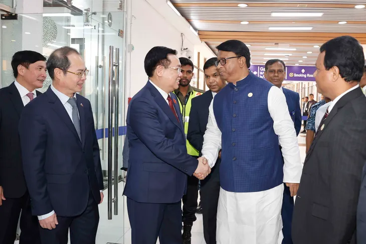 Chủ tịch Quốc hội Vương Đình Huệ đến Dhaka, bắt đầu thăm chính thức CHND Bangladesh - Ảnh 1. Chủ tịch Quốc hội Vương Đình Huệ đến Dhaka, bắt đầu thăm chính thức CHND Bangladesh - Ảnh 1.
