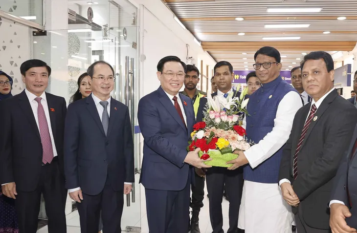 Chủ tịch Quốc hội Vương Đình Huệ đến Dhaka, bắt đầu thăm chính thức CHND Bangladesh - Ảnh 2. Chủ tịch Quốc hội Vương Đình Huệ đến Dhaka, bắt đầu thăm chính thức CHND Bangladesh - Ảnh 2.