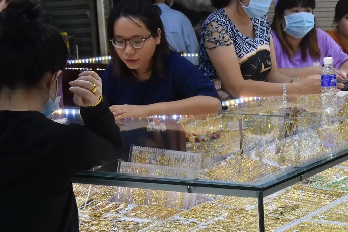 Giá vàng nhảy vọt - Ảnh 1. Giá vàng nhảy vọt - Ảnh 1.