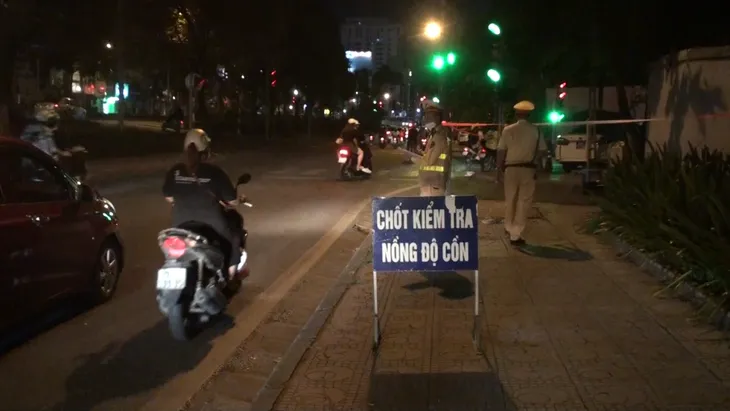 CSGT Hà Nội bắt đầu kiểm tra nồng độ cồn chéo các địa bàn xuyên đêm - Ảnh 1. CSGT Hà Nội bắt đầu kiểm tra nồng độ cồn chéo các địa bàn xuyên đêm - Ảnh 1.