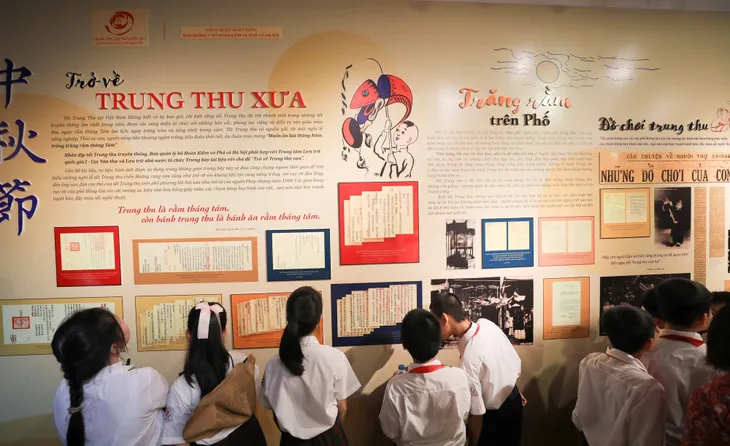 Khai mạc “Sắc màu Trung thu xưa” tại khu vực phố cổ Hà Nội - Ảnh 1. Khai mạc “Sắc màu Trung thu xưa” tại khu vực phố cổ Hà Nội - Ảnh 1.
