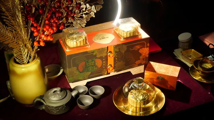 Bánh trung thu dát vàng giá vài triệu đồng - Ảnh 9. Bánh trung thu dát vàng giá vài triệu đồng - Ảnh 9.