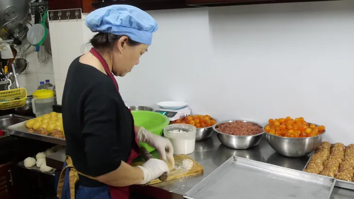Bánh trung thu dát vàng giá vài triệu đồng - Ảnh 2. Bánh trung thu dát vàng giá vài triệu đồng - Ảnh 2.