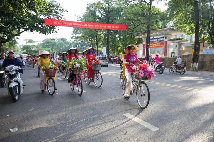 Phụ nữ Tuyên Quang duyên dáng với tà áo dài - Ảnh 9. Phụ nữ Tuyên Quang duyên dáng với tà áo dài - Ảnh 9.