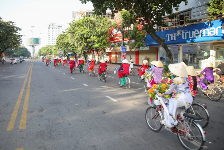 Phụ nữ Tuyên Quang duyên dáng với tà áo dài - Ảnh 14. Phụ nữ Tuyên Quang duyên dáng với tà áo dài - Ảnh 14.