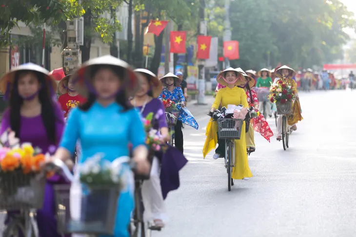 Phụ nữ Tuyên Quang duyên dáng với tà áo dài - Ảnh 12. Phụ nữ Tuyên Quang duyên dáng với tà áo dài - Ảnh 12.