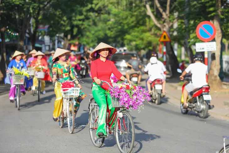 Phụ nữ Tuyên Quang duyên dáng với tà áo dài - Ảnh 8. Phụ nữ Tuyên Quang duyên dáng với tà áo dài - Ảnh 8.