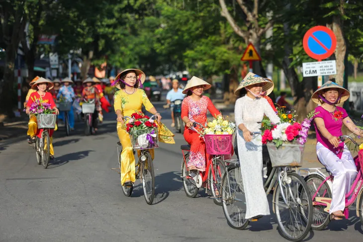 Phụ nữ Tuyên Quang duyên dáng với tà áo dài - Ảnh 15. Phụ nữ Tuyên Quang duyên dáng với tà áo dài - Ảnh 15.
