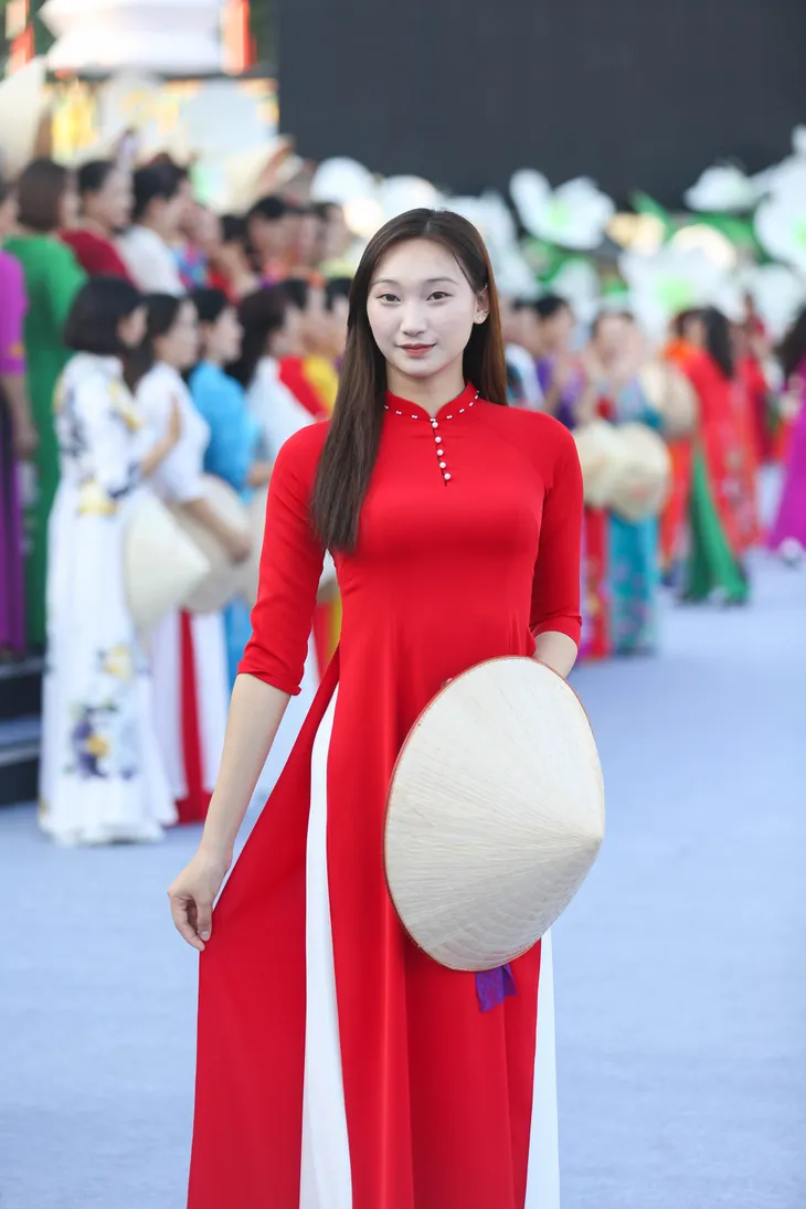 Phụ nữ Tuyên Quang duyên dáng với tà áo dài - Ảnh 10. Phụ nữ Tuyên Quang duyên dáng với tà áo dài - Ảnh 10.