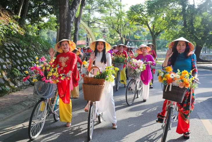 Phụ nữ Tuyên Quang duyên dáng với tà áo dài - Ảnh 13. Phụ nữ Tuyên Quang duyên dáng với tà áo dài - Ảnh 13.