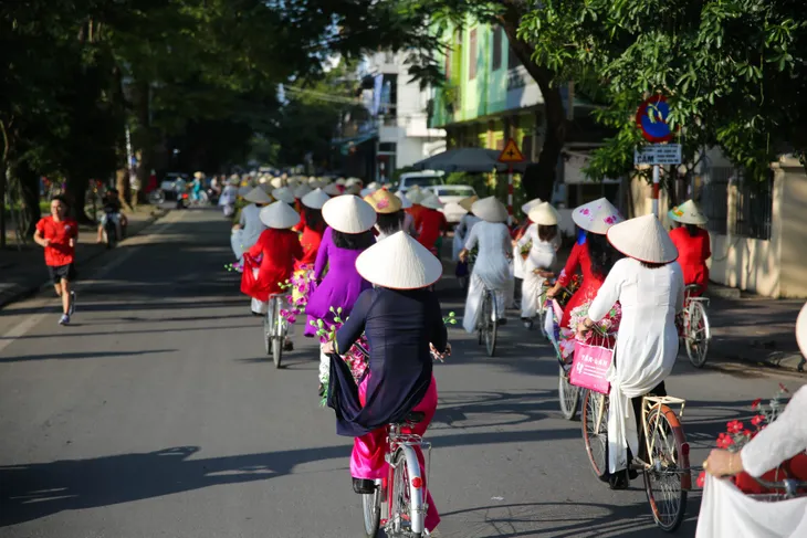 Phụ nữ Tuyên Quang duyên dáng với tà áo dài - Ảnh 5. Phụ nữ Tuyên Quang duyên dáng với tà áo dài - Ảnh 5.