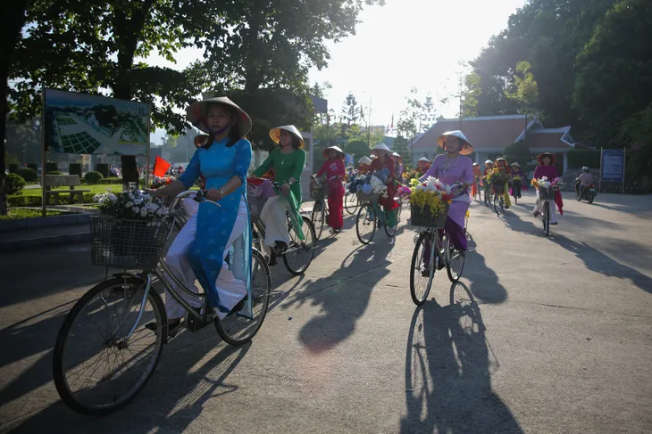 Phụ nữ Tuyên Quang duyên dáng với tà áo dài - Ảnh 2. Phụ nữ Tuyên Quang duyên dáng với tà áo dài - Ảnh 2.