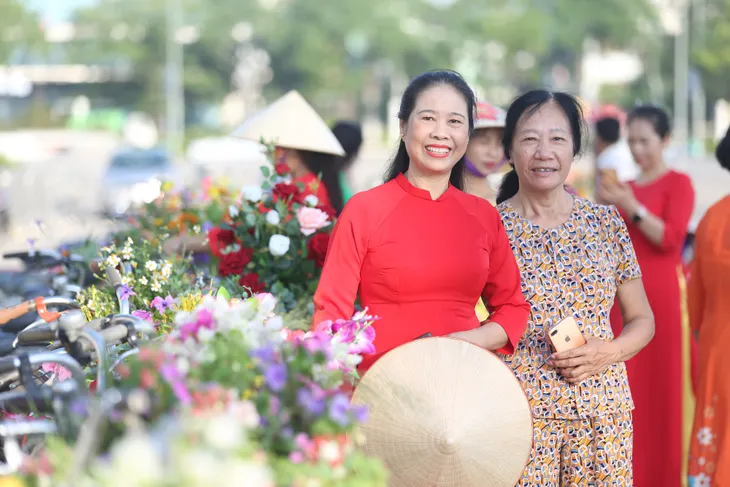 Phụ nữ Tuyên Quang duyên dáng với tà áo dài - Ảnh 7. Phụ nữ Tuyên Quang duyên dáng với tà áo dài - Ảnh 7.