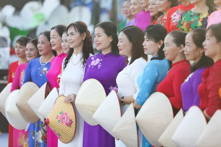 Phụ nữ Tuyên Quang duyên dáng với tà áo dài - Ảnh 6. Phụ nữ Tuyên Quang duyên dáng với tà áo dài - Ảnh 6.