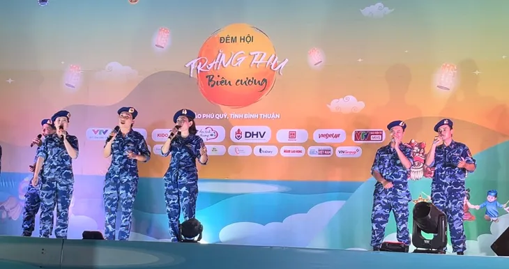 Cảnh sát biển mang Trăng thu biên cương đến với trẻ em đảo Phú Quý - Ảnh 4. Cảnh sát biển mang Trăng thu biên cương đến với trẻ em đảo Phú Quý - Ảnh 4.