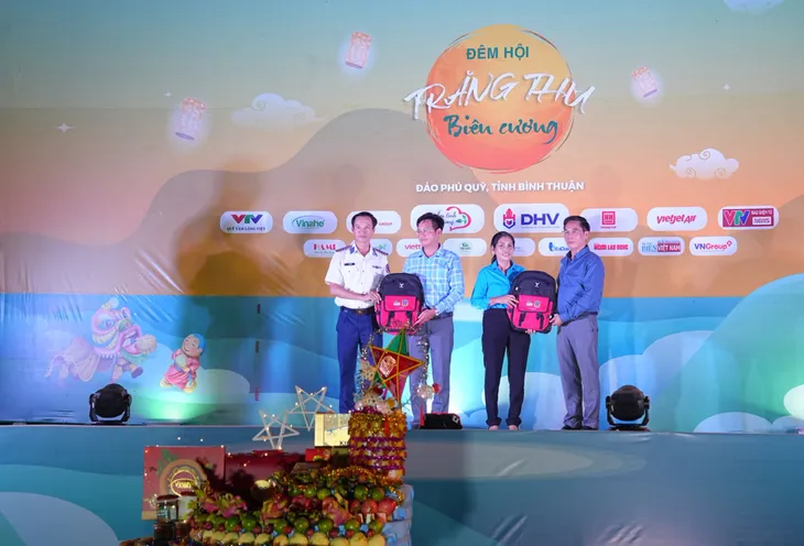 Cảnh sát biển mang Trăng thu biên cương đến với trẻ em đảo Phú Quý - Ảnh 2. Cảnh sát biển mang Trăng thu biên cương đến với trẻ em đảo Phú Quý - Ảnh 2.