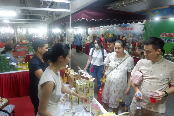 Người dân thích thú với các sản phẩm OCOP các địa phương đang trưng bày ngay tại Hà Nội - Ảnh 1. Người dân thích thú với các sản phẩm OCOP các địa phương đang trưng bày ngay tại Hà Nội - Ảnh 1.
