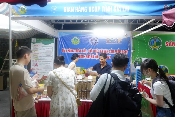 Người dân thích thú với các sản phẩm OCOP các địa phương đang trưng bày ngay tại Hà Nội - Ảnh 2. Người dân thích thú với các sản phẩm OCOP các địa phương đang trưng bày ngay tại Hà Nội - Ảnh 2.