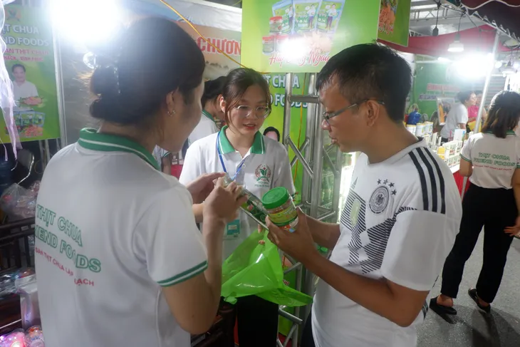 Người dân thích thú với các sản phẩm OCOP các địa phương đang trưng bày ngay tại Hà Nội - Ảnh 3. Người dân thích thú với các sản phẩm OCOP các địa phương đang trưng bày ngay tại Hà Nội - Ảnh 3.
