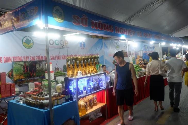 Người dân thích thú với các sản phẩm OCOP các địa phương đang trưng bày ngay tại Hà Nội - Ảnh 4. Người dân thích thú với các sản phẩm OCOP các địa phương đang trưng bày ngay tại Hà Nội - Ảnh 4.