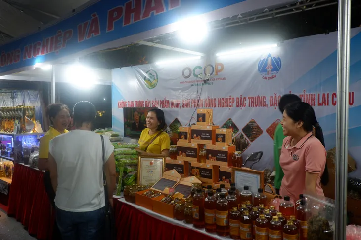 Người dân thích thú với các sản phẩm OCOP các địa phương đang trưng bày ngay tại Hà Nội - Ảnh 5. Người dân thích thú với các sản phẩm OCOP các địa phương đang trưng bày ngay tại Hà Nội - Ảnh 5.