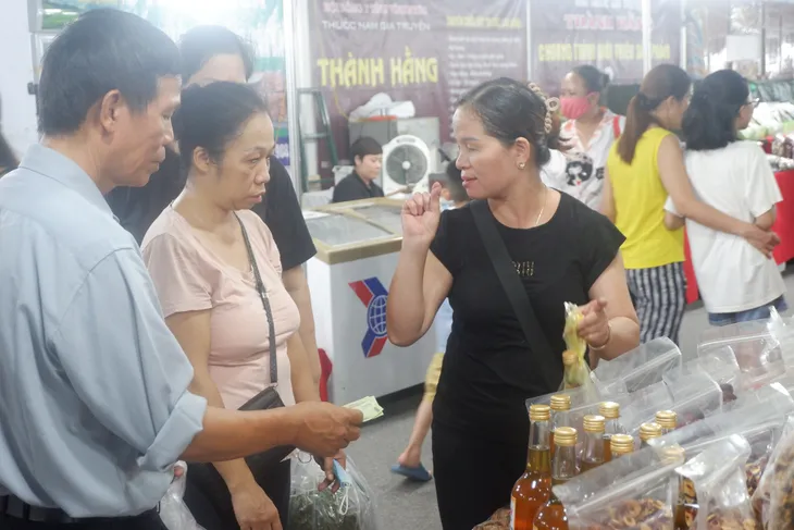 Người dân thích thú với các sản phẩm OCOP các địa phương đang trưng bày ngay tại Hà Nội - Ảnh 6. Người dân thích thú với các sản phẩm OCOP các địa phương đang trưng bày ngay tại Hà Nội - Ảnh 6.