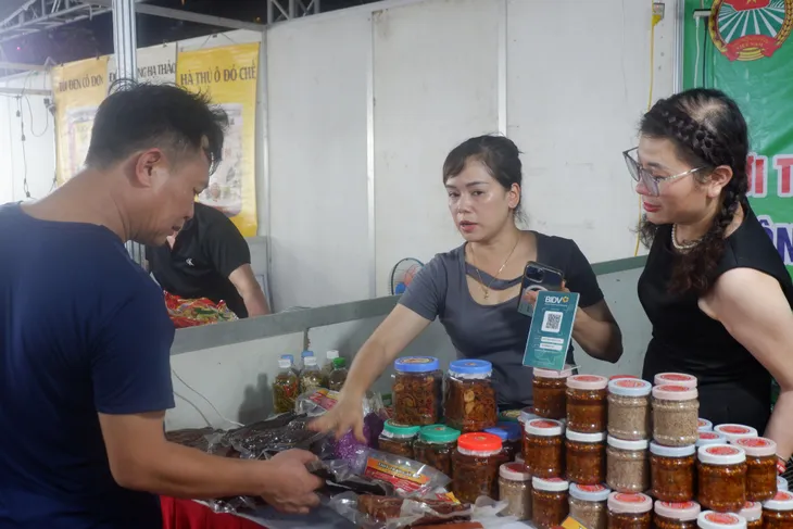 Người dân thích thú với các sản phẩm OCOP các địa phương đang trưng bày ngay tại Hà Nội - Ảnh 7. Người dân thích thú với các sản phẩm OCOP các địa phương đang trưng bày ngay tại Hà Nội - Ảnh 7.