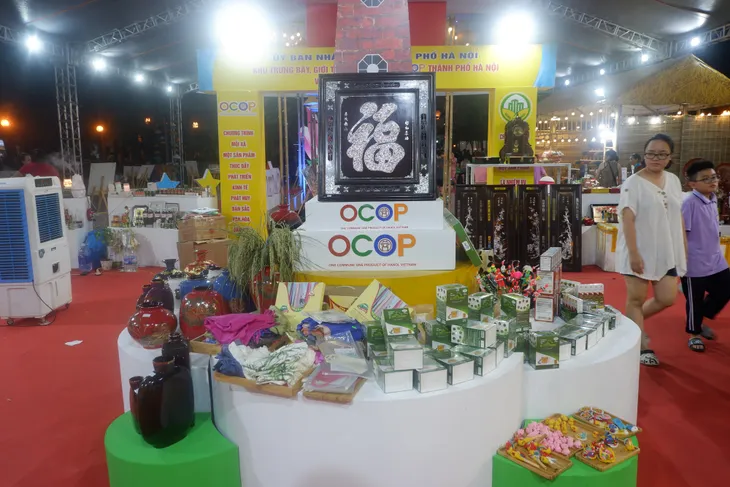 Người dân thích thú với các sản phẩm OCOP các địa phương đang trưng bày ngay tại Hà Nội - Ảnh 8. Người dân thích thú với các sản phẩm OCOP các địa phương đang trưng bày ngay tại Hà Nội - Ảnh 8.