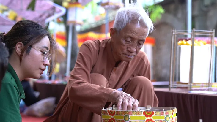 Lớp học làm đèn Trung Thu truyền thống của nghệ nhân 84 tuổi giữa phố cổ Hà Nội - Ảnh 3. Lớp học làm đèn Trung Thu truyền thống của nghệ nhân 84 tuổi giữa phố cổ Hà Nội - Ảnh 3.