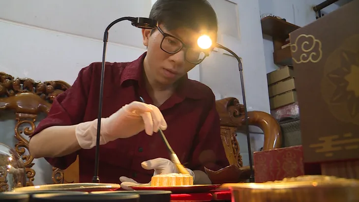 Bánh trung thu dát vàng giá vài triệu đồng - Ảnh 1. Bánh trung thu dát vàng giá vài triệu đồng - Ảnh 1.