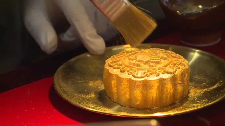 Bánh trung thu dát vàng giá vài triệu đồng - Ảnh 3. Bánh trung thu dát vàng giá vài triệu đồng - Ảnh 3.