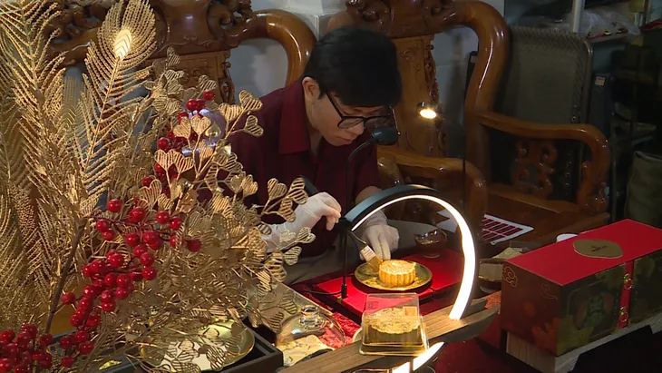 Bánh trung thu dát vàng giá vài triệu đồng - Ảnh 6. Bánh trung thu dát vàng giá vài triệu đồng - Ảnh 6.
