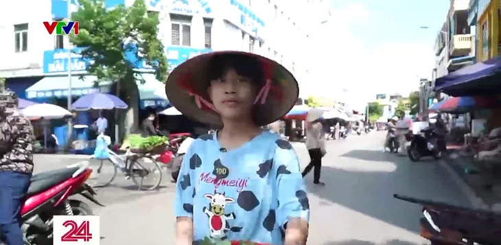 Cặp lá yêu thương: Cô gái nhỏ hàng ngày đi bán rau phụ gia đình - Ảnh 2. Cặp lá yêu thương: Cô gái nhỏ hàng ngày đi bán rau phụ gia đình - Ảnh 2.