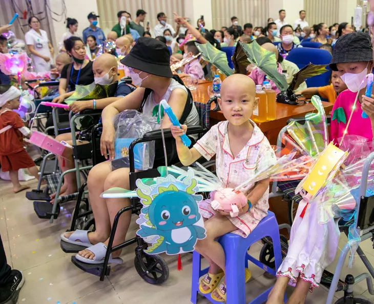 Trung thu sớm đầy niềm vui với trẻ em đang điều trị ung thư tại Bệnh viện - Ảnh 5. Trung thu sớm đầy niềm vui với trẻ em đang điều trị ung thư tại Bệnh viện - Ảnh 5.