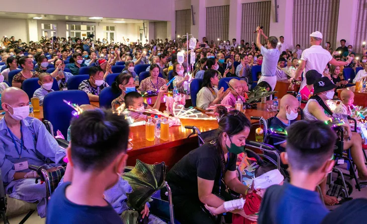 Trung thu sớm đầy niềm vui với trẻ em đang điều trị ung thư tại Bệnh viện - Ảnh 6. Trung thu sớm đầy niềm vui với trẻ em đang điều trị ung thư tại Bệnh viện - Ảnh 6.