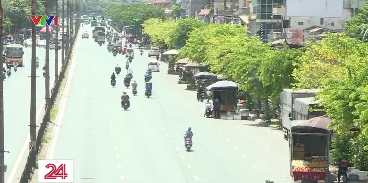 Xe tải bán hàng lưu động chiếm dụng lòng đường - Ảnh 1. Xe tải bán hàng lưu động chiếm dụng lòng đường - Ảnh 1.