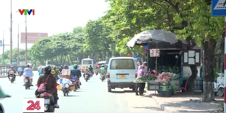 Xe tải bán hàng lưu động chiếm dụng lòng đường - Ảnh 2. Xe tải bán hàng lưu động chiếm dụng lòng đường - Ảnh 2.