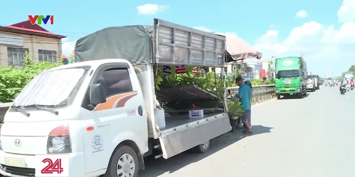 Xe tải bán hàng lưu động chiếm dụng lòng đường - Ảnh 3. Xe tải bán hàng lưu động chiếm dụng lòng đường - Ảnh 3.