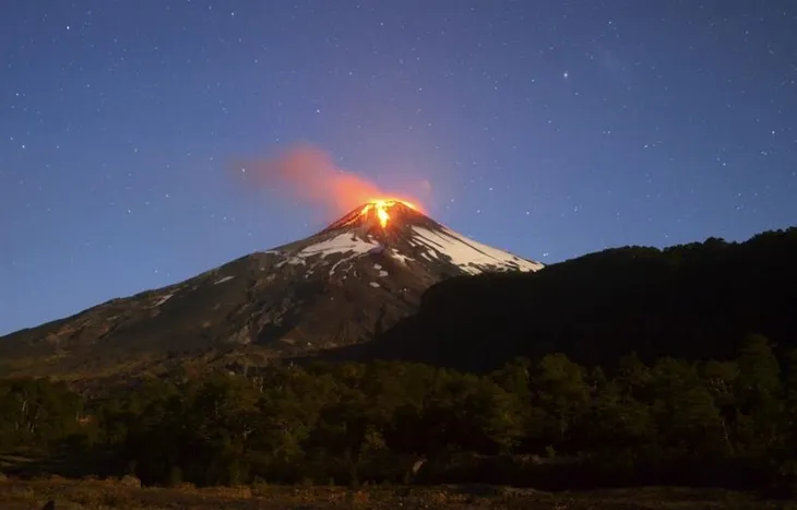 Chile nâng cảnh báo phun trào núi lửa Villarrica - Ảnh 1. Chile nâng cảnh báo phun trào núi lửa Villarrica - Ảnh 1.