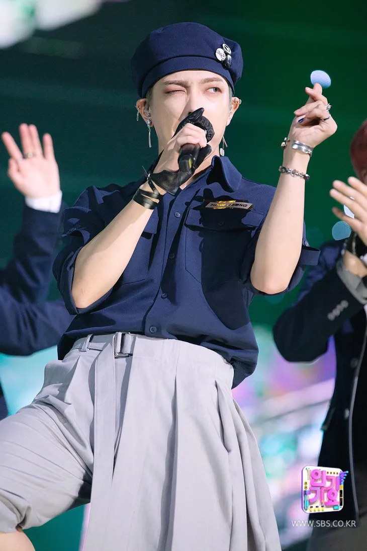 Nam thần tượng K-Pop mặc váy, ủng hộ thời trang trung tính - Ảnh 2. Nam thần tượng K-Pop mặc váy, ủng hộ thời trang trung tính - Ảnh 2.