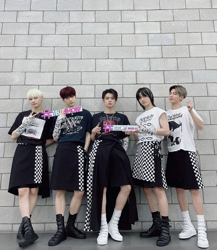 Nam thần tượng K-Pop mặc váy, ủng hộ thời trang trung tính - Ảnh 1. Nam thần tượng K-Pop mặc váy, ủng hộ thời trang trung tính - Ảnh 1.