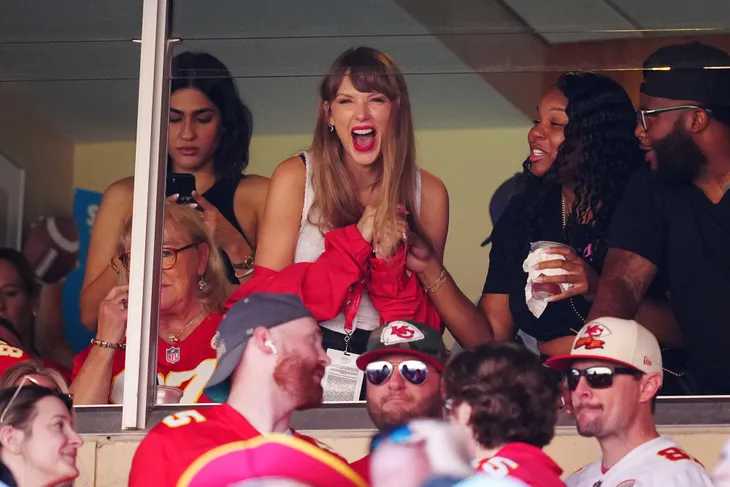 Taylor Swift tham dự giải bóng bầu dục, cổ vũ bạn trai tin đồn - Ảnh 1. Taylor Swift tham dự giải bóng bầu dục, cổ vũ bạn trai tin đồn - Ảnh 1.